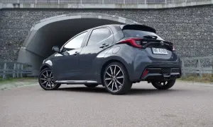 Szary Toyota Yaris Sport z przyciemnianymi szybami i sportowym dyfuzorem stoi przed tunelem.