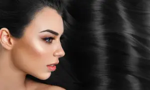Profilo di donna con lunghi e lucidi capelli neri, che mostrano diversi tipi di nero capelli.