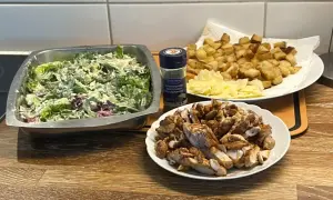 Förberedelser för ett fantastiskt ceasarsallad recept: krispig sallad, stekt kyckling, krutonger och parmesan.