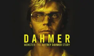 Plakat serialu "Dahmer – Potwór: Historia Jeffreya Dahmera" z Evanem Petersem w roli głównej.
