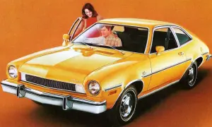 Gul Ford Pinto med en kvinna som öppnar dörren och en man i förarsätet.