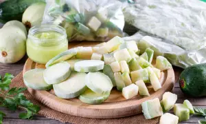 Mrożone cukinie w kawałkach i plastrach, a także puree w słoiczku. Tak, cukinie można mrozić, by cieszyć się nimi przez cały rok.