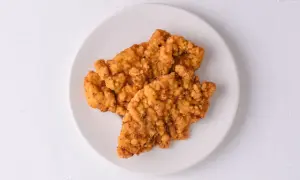 Chrupiące strips KFC na talerzu. Zastanawiasz się nad ich kcal?