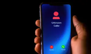 Telefon z ekranem blokady "Nieznany numer". Chcesz wiedzieć, jak zastrzec numer Play?