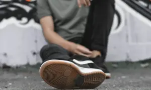 Scarpa da skate con suola consumata, tipica di chi fa street art e cammina molto.