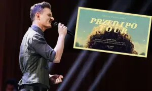 Dawid Podsiadło śpiewa na koncercie. Obok plakat "Przed i po Tour" z miastami i informacją o dawid podsiadło bilety cena.