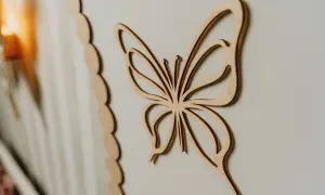 Drewniane, złote motyle na ścianę tworzą magiczną dekorację.