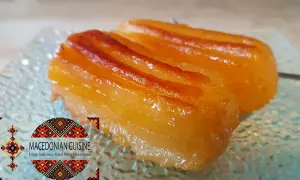 Dolci tulumba dorati e lucidi, pronti per essere gustati. Una deliziosa ricetta da provare!
