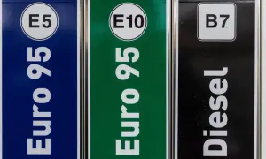Trzy dystrybutory paliwa: Euro 95 E5, Euro 95 E10 (benzyna E10) i Diesel B7.