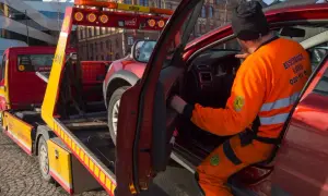 Bärgare hjälper en förare vars dieselbil fått bensin. Bilen lastas på en bärgningsbil.