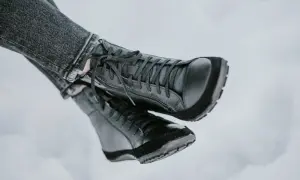 Czarne, sznurowane buty na grubej podeszwie, idealne na islandzkie wędrówki.