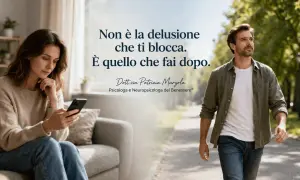 Donna al telefono, uomo che cammina. A volte ci si sente soli, anche in compagnia, pensando a chi non c'è.