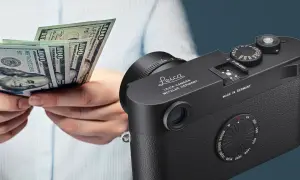 Mani che contano banconote da 100 dollari accanto a una fotocamera Leica, simbolo di qualità e investimento.