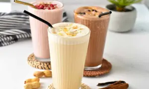 Drei leckere Protein-Shake-Rezepte: Vanille mit Kokosflocken, Beere und Schokolade. Perfekt für nach dem Training!