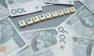Pieniądze i litery układające się w słowo "EMERYTURA". Zastanawiasz się, ile wynosi minimalna emerytura w Polsce?
