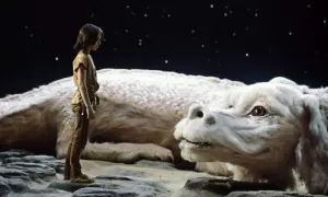 Chłopiec Atreyu i biały smok Falkor, bohaterowie "Niekończącej się historii" Michaela Ende, patrzą na siebie pod rozgwieżdżonym niebem.