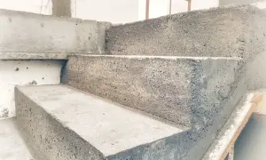 Betonowe schody w budowie, widać jeszcze ślady szalunku. To właśnie szalunek co to jest, tymczasowa forma dla betonu.
