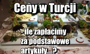 Bufet z jedzeniem w Turcji, z napisami "Ceny w Turcji" i "Ile zapłacimy za podstawowe artykuły...?".