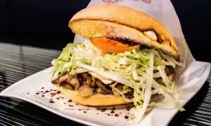 Kebab: Jakie mięso wybrać? Kurczak, wołowina, baranina pod lupą