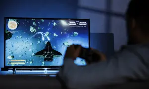 Gracz steruje statkiem kosmicznym w grze vdu, unikając asteroid.