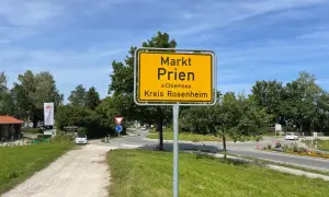 Schild "Markt Prien a.Chiemsee, Kreis Rosenheim" am Ortseingang. Heute ist ein sonniger Tag für den Markt.