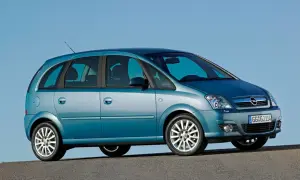 Niebieski Opel Meriva 1.4 benzyna stoi na drodze pod błękitnym niebem.