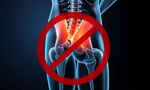 Rött stopptecken över en skelettmodell som visar smärta i höften, en visuell representation av piriformis syndrom svenska.