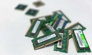 Stos starych modułów RAM, niektóre wyglądają jak DDR3, inne jak DDR4, czekają na recykling.