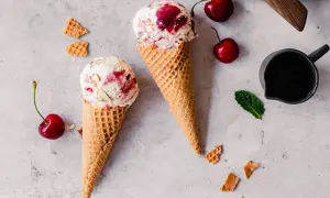 Zwei Eiswaffeln mit Kirscheis und Mandelsplittern. Perfekt für kirscheis selber machen ohne eismaschine.