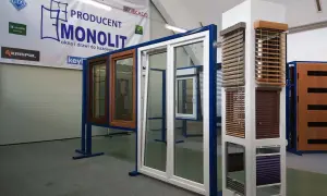 Ekspozycja okien, drzwi i żaluzji w salonie.