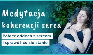 Kobieta w pozycji leżącej, z dłońmi na sercu, praktykuje medytację koherencji serca. Napis: "Połącz oddech z sercem i sprawdź, co się stanie".
