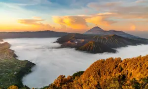 Wschód słońca nad wulkanami Bromo i Batok, Indonezja. Niezapomniane widoki, które warto zobaczyć.