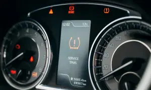 Kontrolka "SERVICE TPMS" informuje o problemie z ciśnieniem w oponach. Sprawdź tyre pressure!