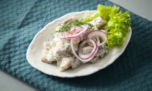 Heringssalat mit Dill, Zwiebeln und Salatblatt. Perfekt für die Frage: wann ist Heringszeit?