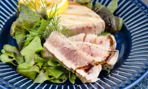Perfekt gebratener Thunfisch auf Salat mit Zitrone und Dill. Ein Genuss für jeden Fischliebhaber.