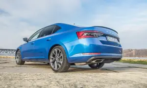Niebieska Skoda Superb z dieslem, zaparkowana nad wodą. Czy to ostatnie lata diesla w Europie?