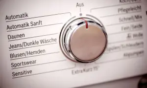 Pokrętło wyboru programów prania Candy. Widoczne symbole: Automatik, Daunen, Jeans/Dunkle Wäsche, Blusen/Hemden, Sportswear, Sensitive.