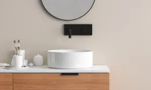 Rubinetto lavabo a parete: design moderno, pulizia facilitata. Valuta pro e contro per il tuo bagno.