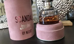 Elegancki flakonik perfum Jean Paul Gaultier Scandal by Night w różowym, aksamitnym opakowaniu.