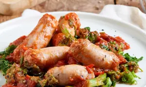Herzhafte italienische Salsiccia mit Tomaten und Brokkoli, ein köstliches Gericht, das Lust auf mehr macht.