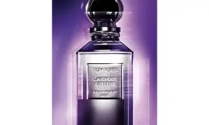 Elegancka butelka perfum Tom Ford Lavender Extreme w odcieniach fioletu.