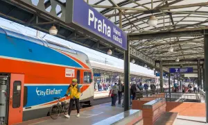 Jak dojechać do Pragi pociągiem? Sprawdź najlepsze trasy i porady