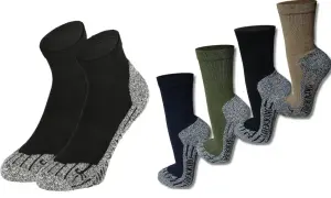 Różne kolory skarpetek trekkingowych. Zastanawiasz się, jakie skarpetki trekkingowe zapobiegają odparzeniom: wełna merino vs Coolmax?