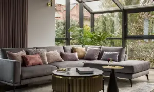 Przytulny salon z szarą sofą welurową, idealną do relaksu. Dowiedz się, jak czyścić welur z kurzu, by zachować jego piękno.