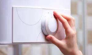 Regolazione della temperatura su una caldaia, per capire la differenza tra caldaia a condensazione e caldaia tradizionale.