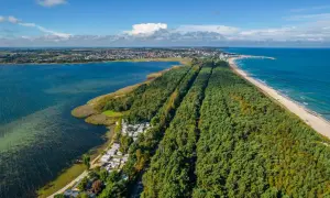 Widok z lotu ptaka na Półwysep Helski: las, kemping, plaża i morze. Odkryj atrakcje Helu i okolic!