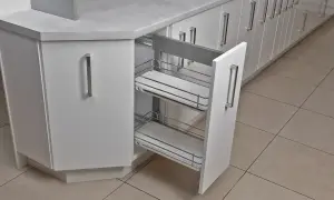 Jak wyjąć kosz cargo z szafki? Prosty poradnik DIY