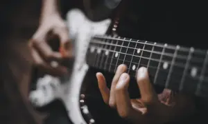 Gitara elektryczna dla początkujących: Jak wybrać i nie żałować?
