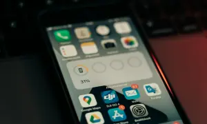 Ekran telefonu z ikonami aplikacji, w tym Google Maps i App Store. Może to być początek przygody z swift programowanie.