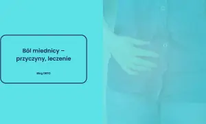 Dłoń uciska brzuch, sugerując ból miednicy z tyłu. Na ekranie tekst: "Ból miednicy – przyczyny, leczenie".